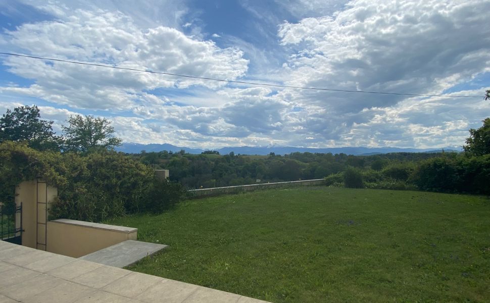 Beautiful renovated Bearnaise Farmhouse with Exceptional Views of the Pyrenees Mountains